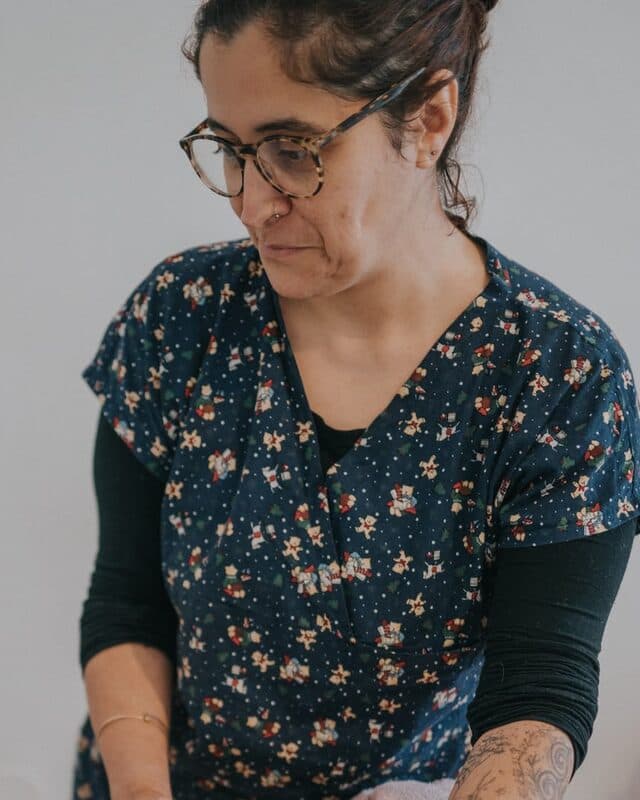 Ana Fidalgo Miguel a avaliar uma grávida, com as mãos na barriga